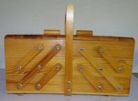 Auktion  / Los 14025 <br>kl. Weichholz-N&auml;hkasten samt Inhalt