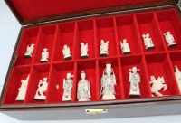 Auktion 343 / Los 15545 <br>Schachspiel in Holzkasten, 32 Figuren, wohl Beinschnitzerei ?, China, H-5,5 bis 10,5 cm, 2x fehlen Kleinteile