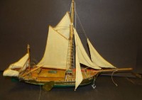 Auktion 344 / Los 16002 <br>kl. Modell des Cuxhavener Fischkutters Möwe mit alter FB  Multi Plex von 1974, Boot muss dringend in die Werft,  mit Beschreibung und Garantiekarte, , L-über alles 52 cm