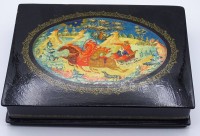 Auktion 344 / Los 15001 <br>Gr. russische Lackschachtel mittig Troika Motiv, signiert, 24,5x18,5x5,0cm, div. Lackabplatzer
