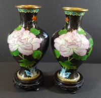 Auktion 344 / Los 15501 <br>Paar Cloisonne Vasen, China mit Holz-Untersetzer, H-24 cm, guter Zustand