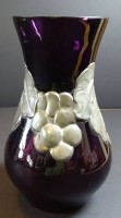 Auktion 344 / Los 10008 <br>lila Vase mit Metallmontur, Trauben, H-16,5 cm