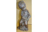 Auktion 344 / Los 15006 <br>Achatit-Figur "Lesender Junge", H-25 cm