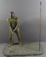 Auktion 368<br>anonyme Bronze "Golfspieler", H-30 cm, Platte 30x20 cm, Fahnenstange H-37 cm