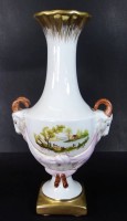 Auktion 344 / Los 8014 <br>hohe Widderkopf-Vase mit Landschaftsbemalung, Frankreich, nach antikem Vorbild H-32 cm