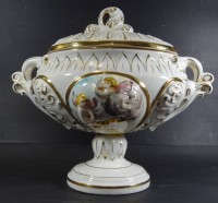 Auktion 344 / Los 9004 <br>gr. Zierdose , Keramos-Capodimonte, Gold-Reliefdekor und Putti in Reserve, H-30 cm, B-36 cm , min. Glasurabplatzer