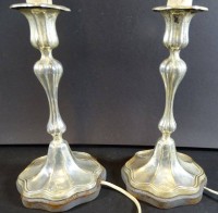 Auktion 344 / Los 11003 <br>Paar Silber-Leuchter,  umgebaut als Tischlampen, undeutl. gepunzt, wohl Portugal?, H-Leuchter 26 cm, auf Holzsockel