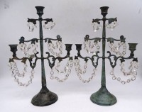 Auktion 344 / Los 15036 <br>Paar Metall-Leuchter mit Glasprismen, H-35 cm, B-25 cm