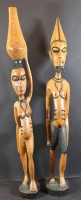 Auktion 344 / Los 15040 <br>Holzfiguren, nordafrikanisches Paar, H-53 cm, Mann an Hutspitze bestossen