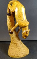 Auktion 344 / Los 15045 <br>Holzschnitzerei, kletternder Jaguar, H-30 cm