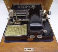Auktion 344 / Los 16006 <br>Mignon Einzeiger-Schreibmaschine in Holzkoffer mit Zubehör, gut erhalten