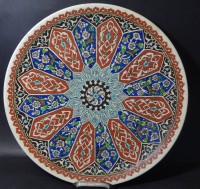 Auktion 344 / Los 9012 <br>KUTAHYA Wandteller, Keramik, "Elhamra Cini", handbemalt, D-41 cm