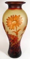 Auktion 344 / Los 10014 <br>hohe Vase, bezeichnet Type Gallè, rote Sonnenblumen, H-45 cm