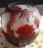 Auktion 344 / Los 10015 <br>gr. bauchige Vase "Type Gallè" signiert, geschnittenes und überfangenes Seerosendekor, H-24 cm, D-28 cm
