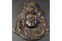 Auktion 344 / Los 15513 <br>asiat. Bronze, Frauenantlitz mit Schlangen, 17x12 cm