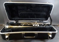 Auktion 344 / Los 16009 <br>alte Trompete in Koffer, McBrown, gut erhalten und spielbereit,