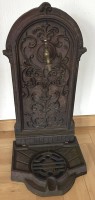 Auktion 344 / Los 16011 <br>gusseiserner Wandbrunnen mit Messing-Hahn, H-ca. 60 cm, B-ca. 30 cm, T-ca. 28 cm, ca 12 kg schwer