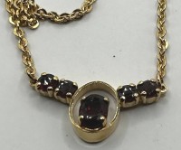Auktion 370<br>Granat Collier, Normgold,sog.Viertelgold 250/1000, ungetragene  Neuware, L-ca, 42 cm, 6,8 gr.