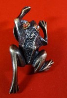 Auktion 344 / Los 11013 <br>Frosch als Brosche/Blusenknopf oder ähnliches, Silber geprüft, 3,5 cm, 7 gr.