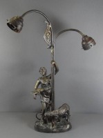 Auktion 344 / Los 16012 <br>Tischlampe, figürlicher Stand mit Mädchen und Schaf, Zinkguss bronziert, H-60 cm, B-40 cm,  1x Schirmhalter beschädigt, ohne Lampenschirme