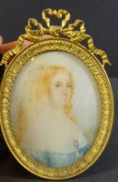 Auktion 344 / Los 4007 <br>Miniatur-Frauenportrait um 1850, etwas verblasst, Messingrahmen, RG 13,5x9 cm, verso betitelt
