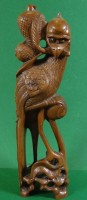 Auktion 344 / Los 15523 <br>chines. Holzschnitzerei, Vogel mit Früchten, H-19 cm