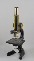 Auktion 344 / Los 16019 <br>Mikroskop "Steindorf u. Co Berlin", guter Zustand, H-ca. 33cm