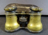 Los  <br>altes Opernglas in Etui, Altersspuren