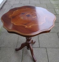 Auktion  / Los  <br>kl. rundes Stil-Tischchen mit Blumenintarsien, H-56 cm, D-50 cm, Gebrauchsspuren