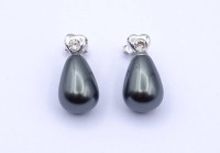 Auktion 370<br>Paar Wei&szlig;goldohrstecker, 585/000, mit tropfenf&ouml;rmigen dunklen Perlen und Brillanten besetzt, L. 2 cm, &Oslash; Brillanten: 0,4 cm, 5 gr.