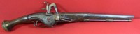 Auktion 344 / Los 7042 <br>lange Steinschloss-Pistole, wohl Frankreich  um 1730, L-60 cm, mehrfach gepunzt mit Bourbonen Lilie etc.