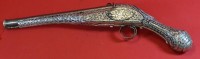 Auktion 344 / Los 7045 <br>lange Steinschlosspistole um 1730, arabisch beschriftet und twq. mit Silber beschlagen, L-47 cm (geputzt-und ungeputzter Zustand)