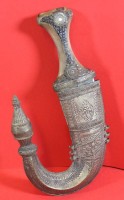 Auktion 344 / Los 7050 <br>Krummdolch in Silberscheide, Klinge arabisch beschriftet, wohl Oman, L-ca. 28 cm,  ungeputzter und 2x geptzter Zustand, Horngriff
