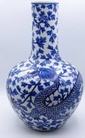 Auktion 344 / Los 15529 <br>grosse China-Vase, Drachen-und Zweigdekor, Blaumalerei, gemarkt, H-35 cm
