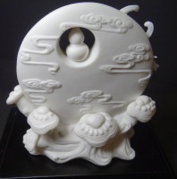 Auktion 344 / Los 15530 <br>China-Porzellan-Schaustück in kl. Plexiglas-Vitrine auf Holzsockel, 27,5x20,5x14 cm, Porzellan H-16 cm,