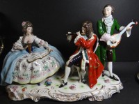 Auktion 369<br>grosse Figurengruppe "Musikstunde" ungemarkt, aber wohl Sitzendorf, bemalt, H-25 cm, B-38 cm, T-19 cm, Schleifen besch&auml;digt, einige Klebestellen, kl. Farbabplatzer