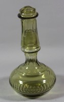 Auktion 344 / Los 10027 <br>kl. Karaffe, grünes Glas, älter, H-19cm, innen Rand mit Chips.