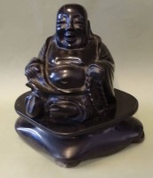 Auktion 344 / Los 15546 <br>lachender Buddha aus schwarzen Stein, vorne am Stand kl. Abplatzer, H-17 cm, B-18 cm, 3,2 kg