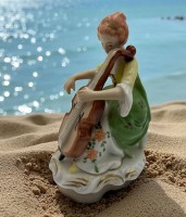 Auktion 363 / Los 8007 <br>Porzellanfigur "Royal" Cellospielerin, handbemalt, H-10 cm, Bogen fehlt