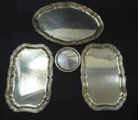 Los  <br>3 Tabletts und 5 Untersetzer, versilbert, Ø Untersetzter: 9,5 cm, 23,5 x 16 und 28,5 x 19 cm, mit Altersspuren