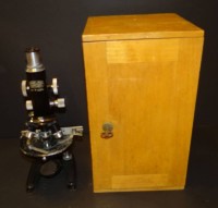Auktion 344<br>Mikroskop Winkel-Zeiss Göttingen in Holzkasten mit einigen Objektiven anbei, H-34 cm, 20x21 cm, Gebrauchsspuren