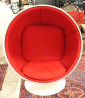 Eero Aarnio, Sessel 'Ball chair', 1963-65 Sessel, ca. H-120 cm, D- 100 cm, Schild "Adelta ,made in Finland" Fiberglasverstärkter Kunststoff, weiß lackiert, Metallrohr, Metallguss, weiß lackiert, orangefarbener Textilbezug, Gebrauchsspuren