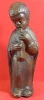 Auktion 345 / Los 9000 <br>Terrakotta-Figur eines flötespielenden Jungen, H-22 cm