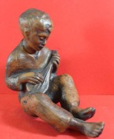 Auktion 345 / Los 9001 <br>Terrakotta Figur eines Mandoline spielenden Jungen, H-20 cm, L-20 cm
