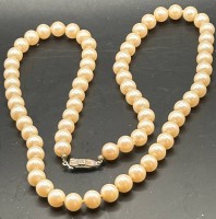 Auktion 345 / Los 1005 <br>Perlenkette mit Silberschliesse, L-62 cm, D-ca. 0,8  cm