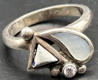 Auktion 370<br>Silberring mit klaren Stein und Muschel-Platte, RG 53, 3,5 gr.