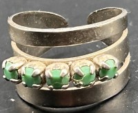 Auktion 345 / Los 1041 <br>offener Silberring mit 5 grünen Steinen, 2,6 gr
