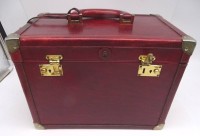 Auktion 345 / Los 13005 <br>AIGNER Leder Kosmetikkoffer Schmuckkoffer absperrbar Leder rot, Beauty Case, guter Zustand, H-24 cm, 32x20 cm