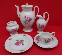 Auktion 358 / Los 8182 <br>Kaffeeservice "Meissen" rote Rose, Empireform, Kanne mit Tierkopfausguss, Schwertermarke durchschliffen, 36 Teile, älter