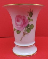 Auktion 345 / Los 8046 <br>kl. Vase "Meissen" Rote Rose, 1.Wahl, H-9,5 cm